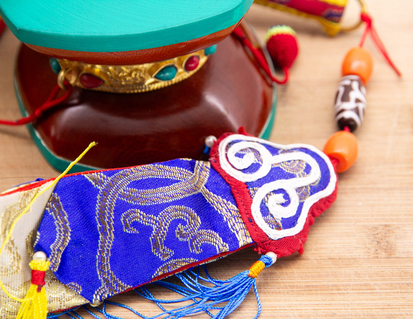 Traditioneller Damaru – Goldener Ring