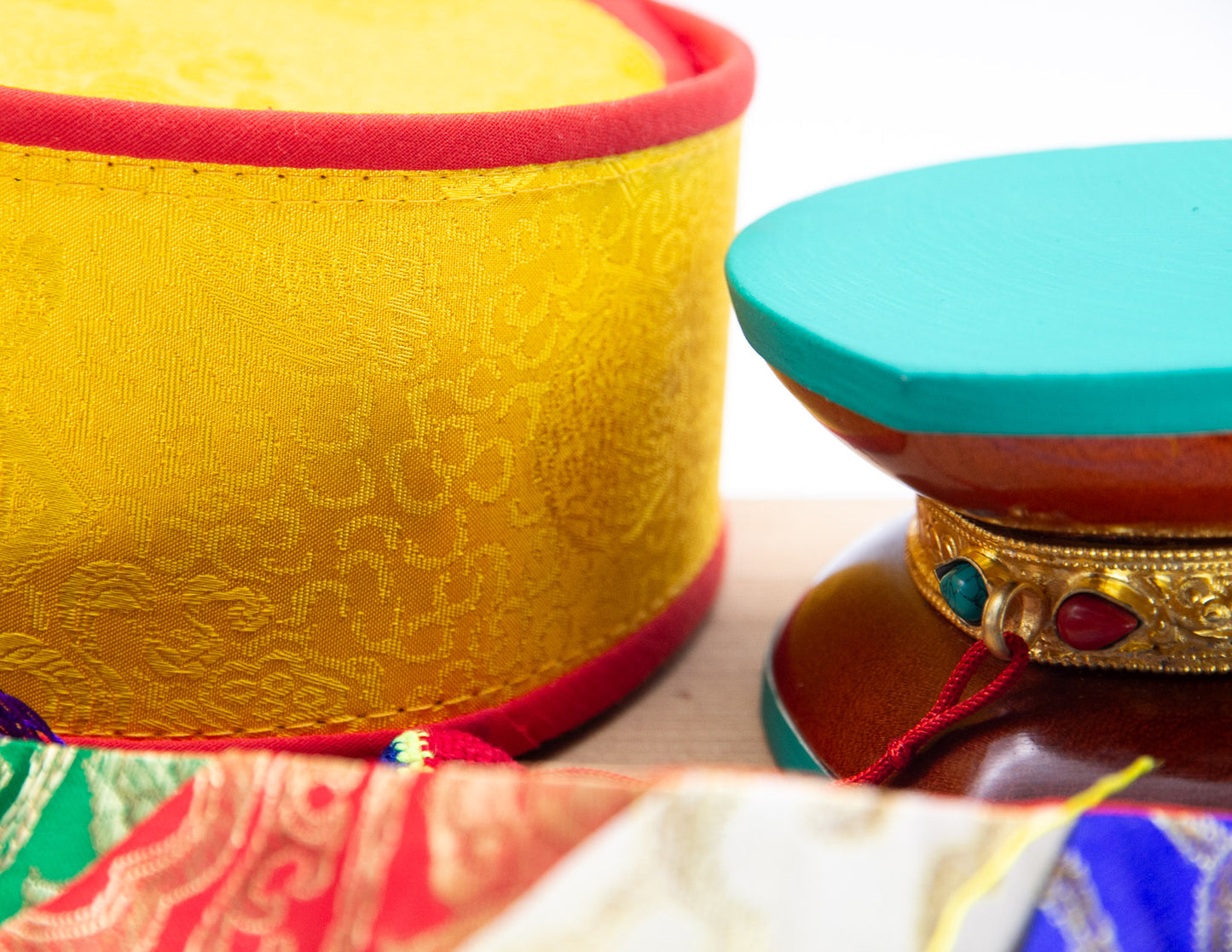 Traditioneller Damaru – Goldener Ring