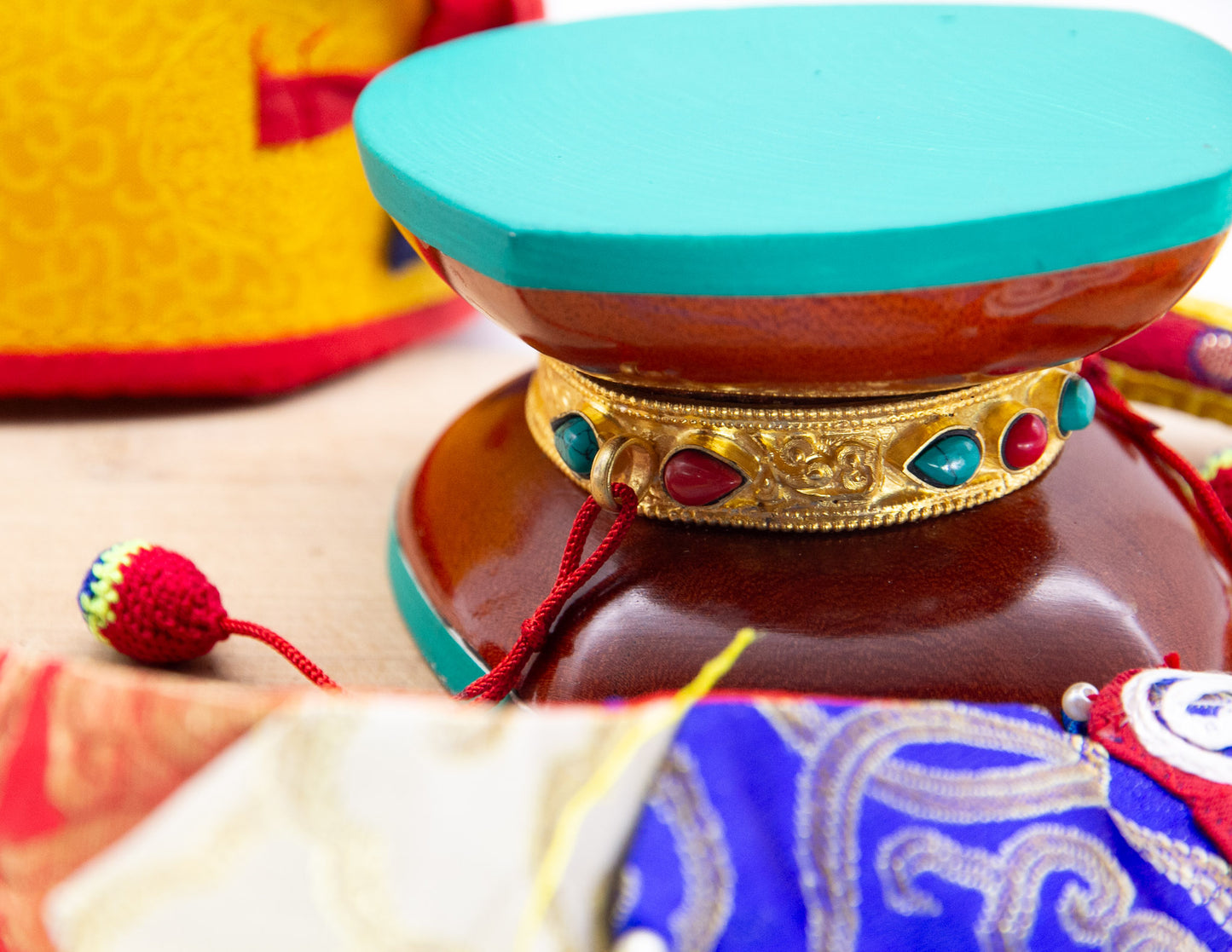 Traditioneller Damaru – Goldener Ring