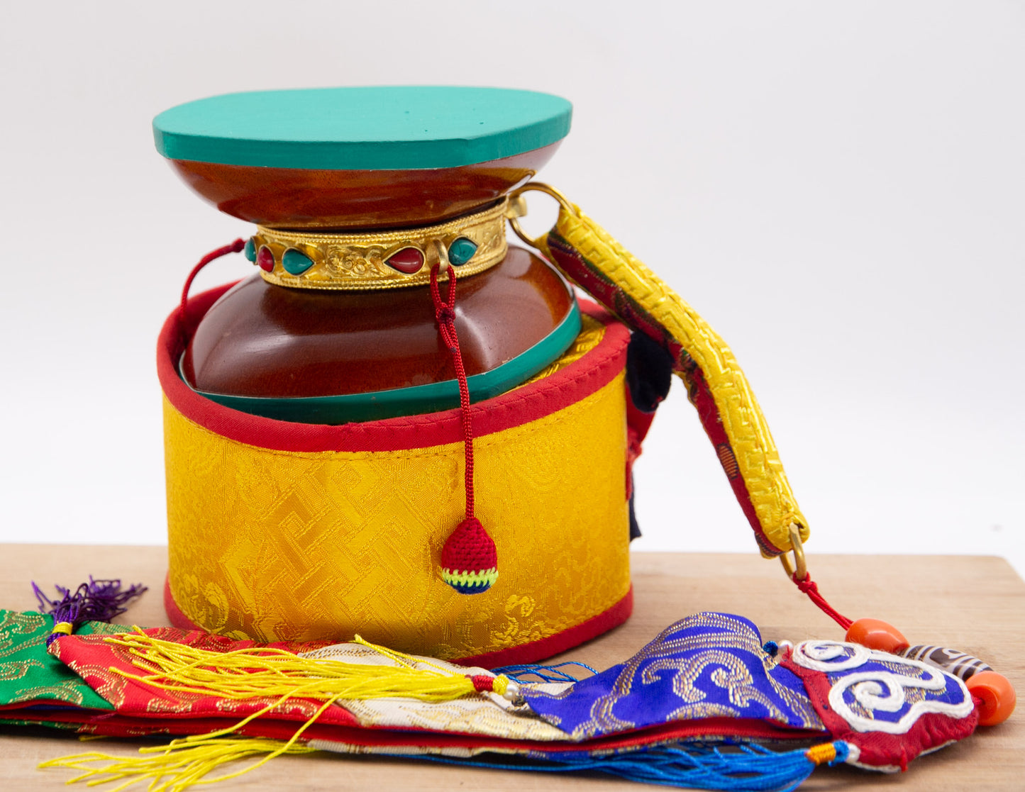 Traditioneller Damaru – Goldener Ring
