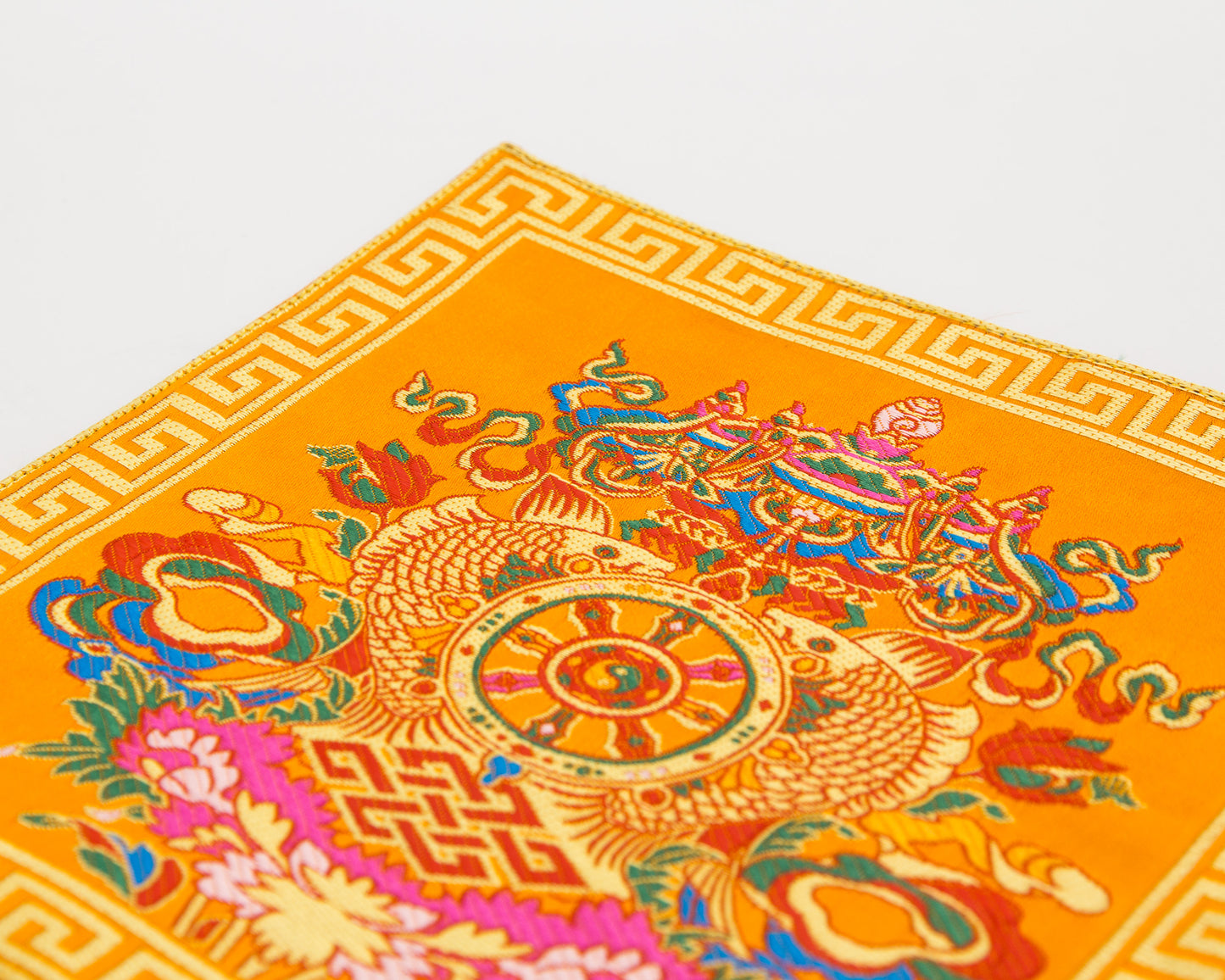 Quadratisches Brokattuch / Glocke und Dorje-Matte – Fein besticktes Dharma-Rad
