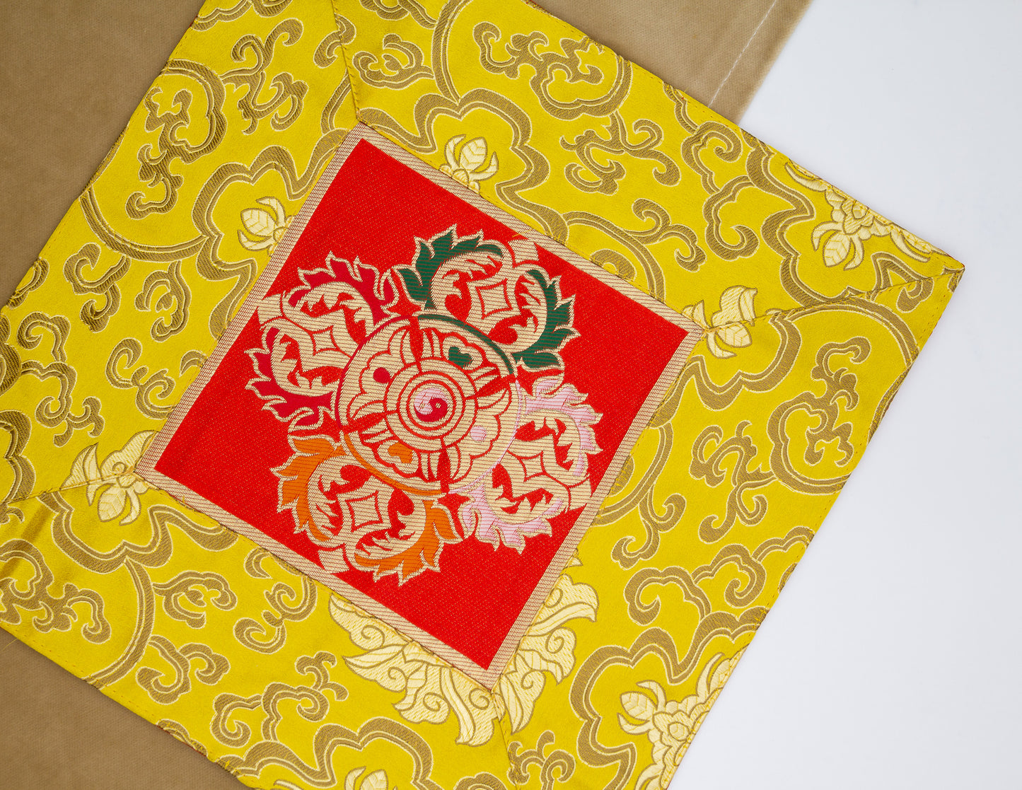 Quadratisches Brokattuch / Glocke & Dorje-Matte – Gelb & Rot
