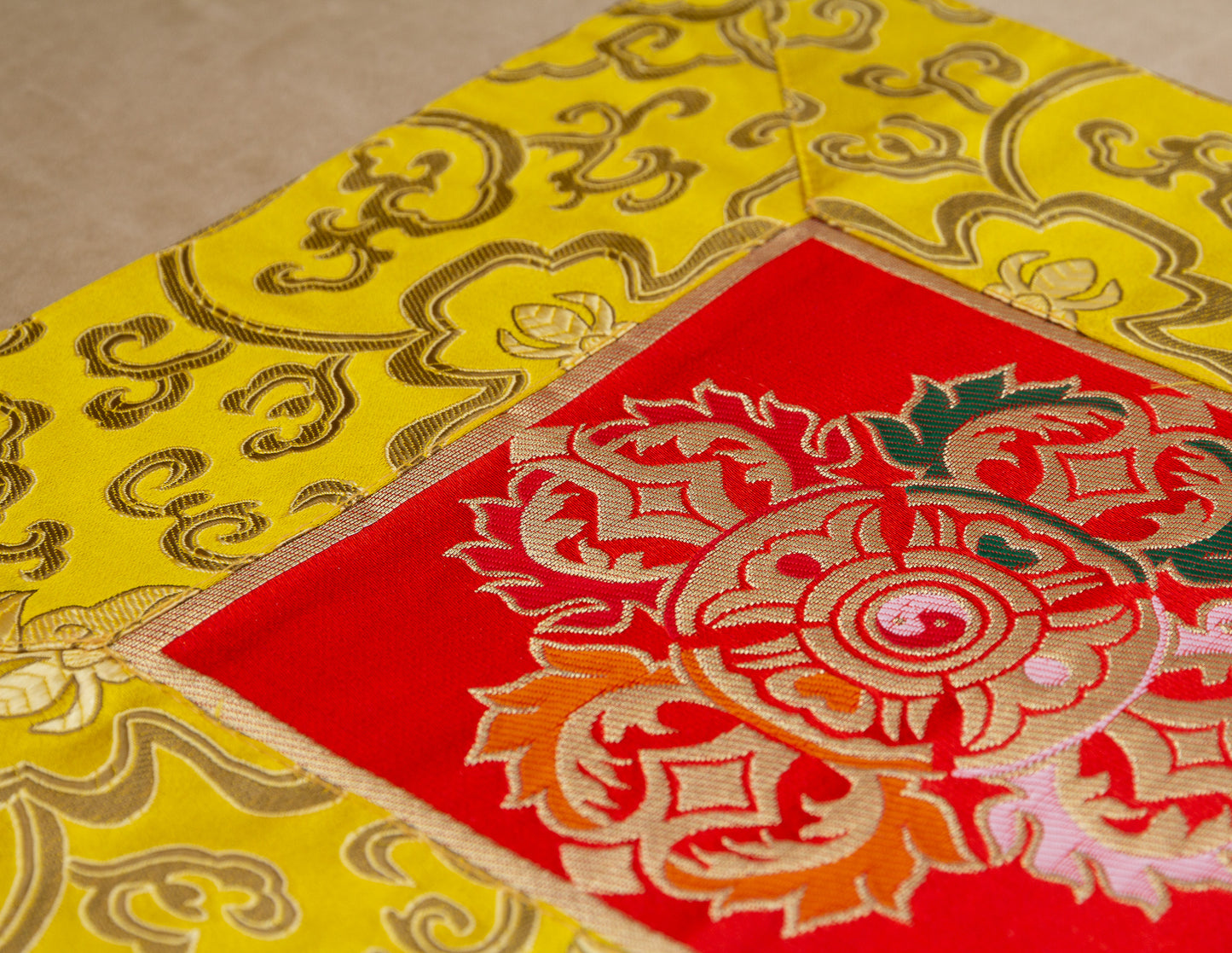 Quadratisches Brokattuch / Glocke & Dorje-Matte – Gelb & Rot