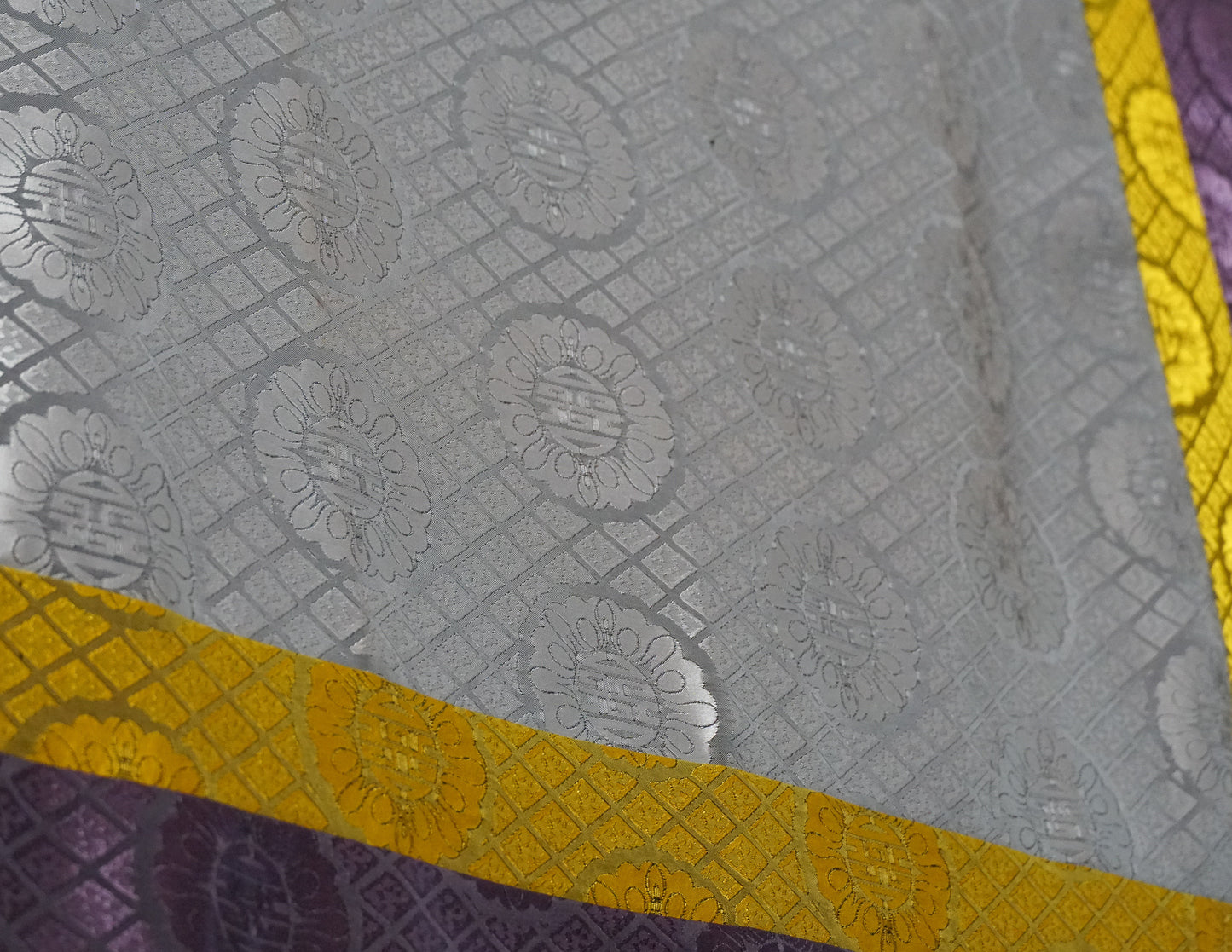 Quadratisches Brokattuch – Silber, Gelb & Lila
