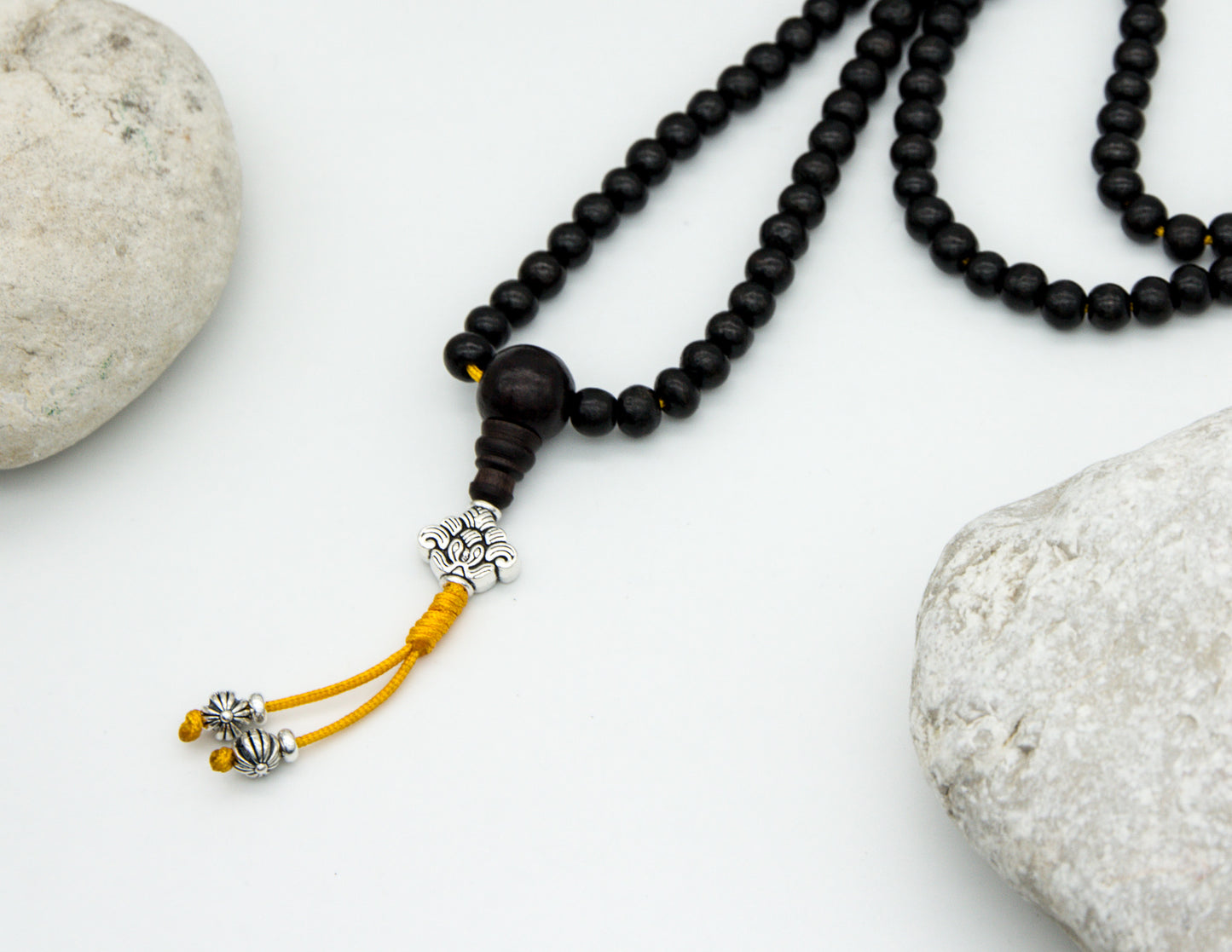 Schwarzes Rosenholz-Mala mit silbernem Lotus – 7 mm