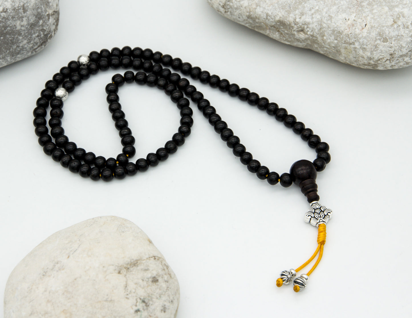 Schwarzes Rosenholz-Mala mit silbernem Lotus – 7 mm
