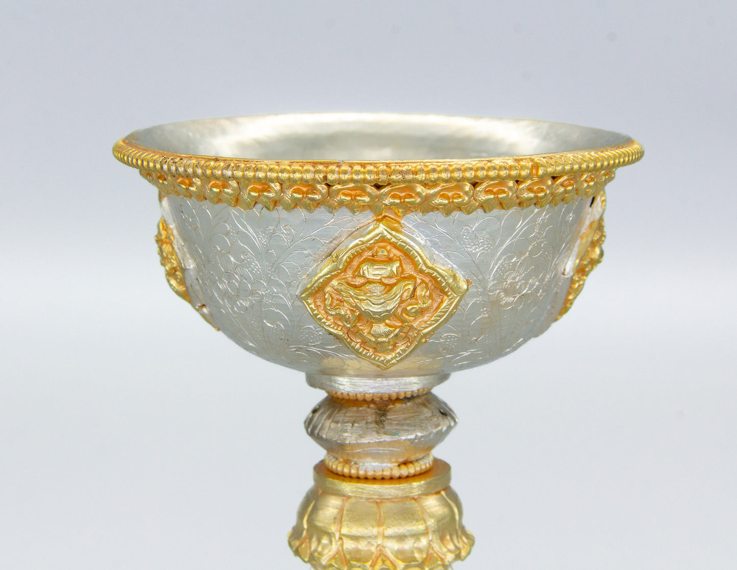Handgefertigte geprägte Butterlampe, versilbert und vergoldet / 10,5 cm