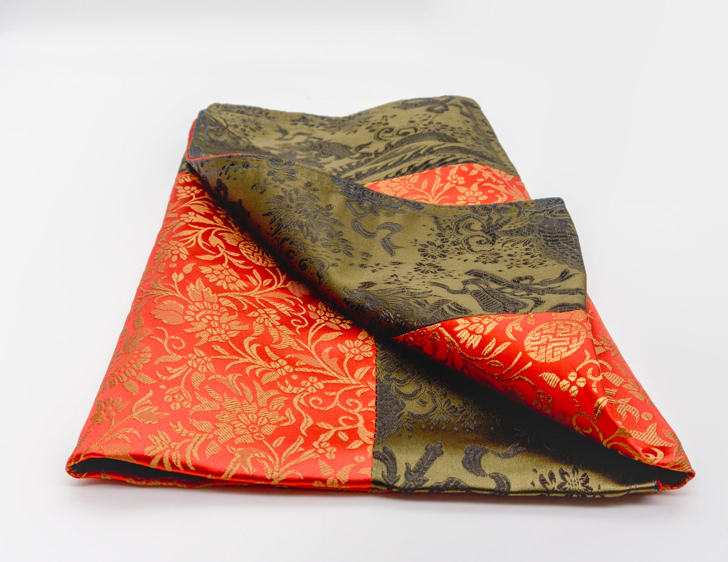 Quadratischer Brokat, rot mit olivgrünem Rand, 64 x 64 cm