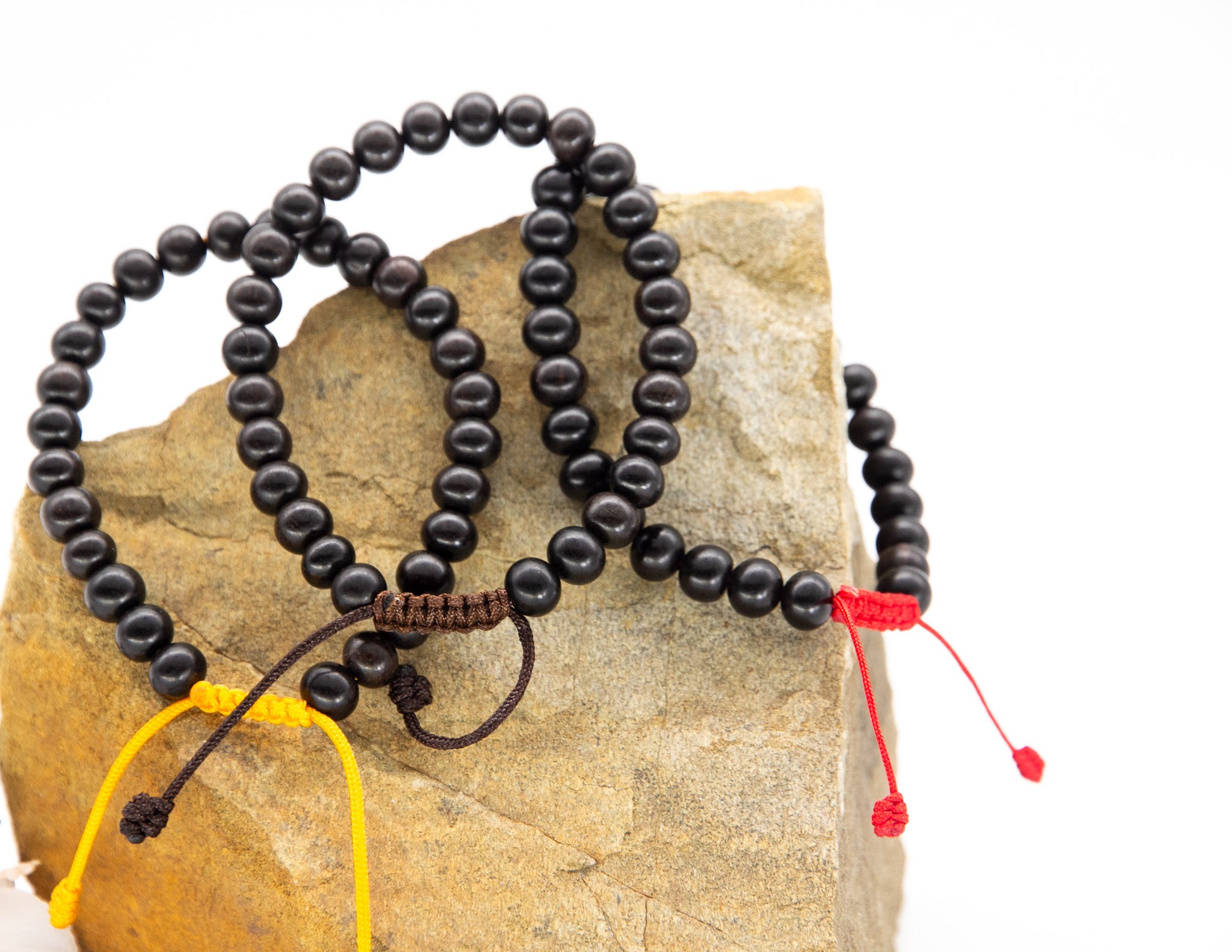 Bracelet Bouddhiste Mala en Bois de Santal - Rouge Bracelet Bouddhiste Mala en Bois de Santal - Rouge