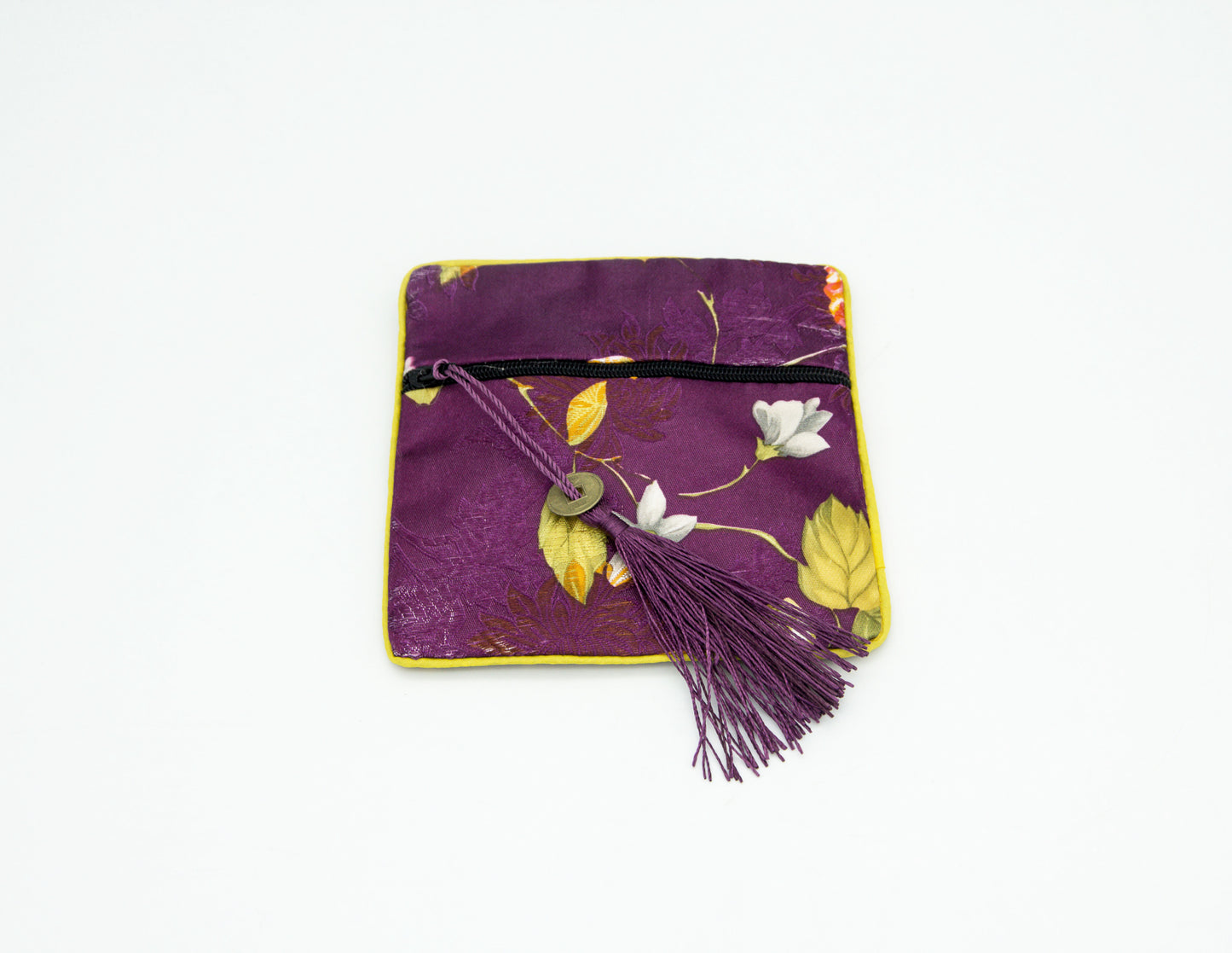 Seidiges Portemonnaie mit getrocknetem Lavendel