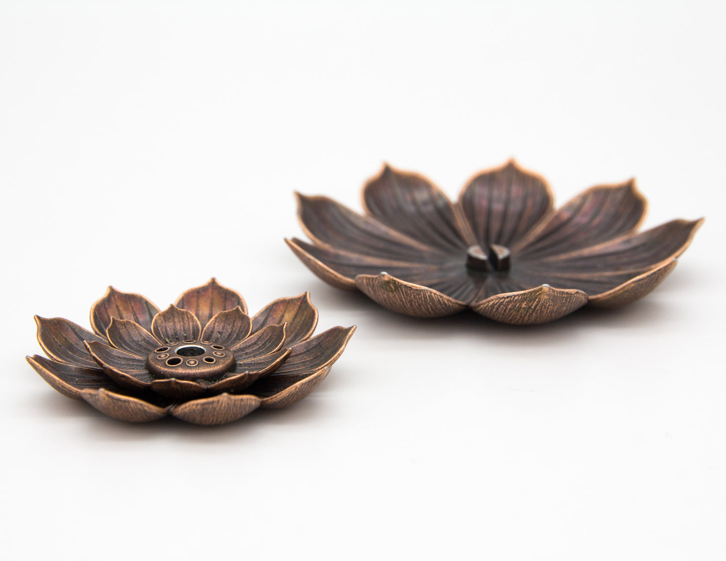 Flacher Lotus-Räucherstäbchenhalter aus Messing