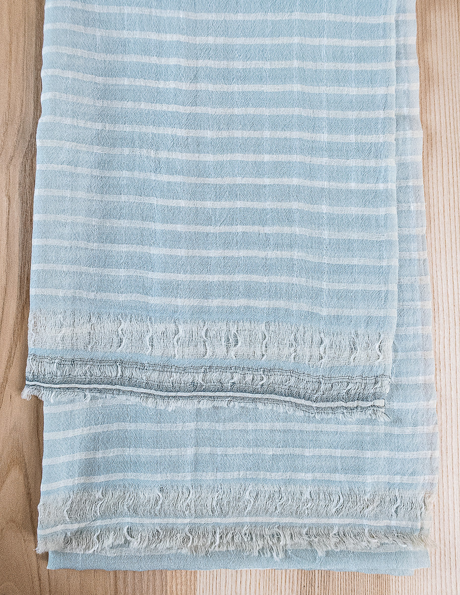 Blau-weiß gestreifter Schal